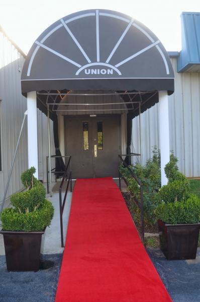 Make your guests feel like celebrities by welcoming them with a red carpet. 